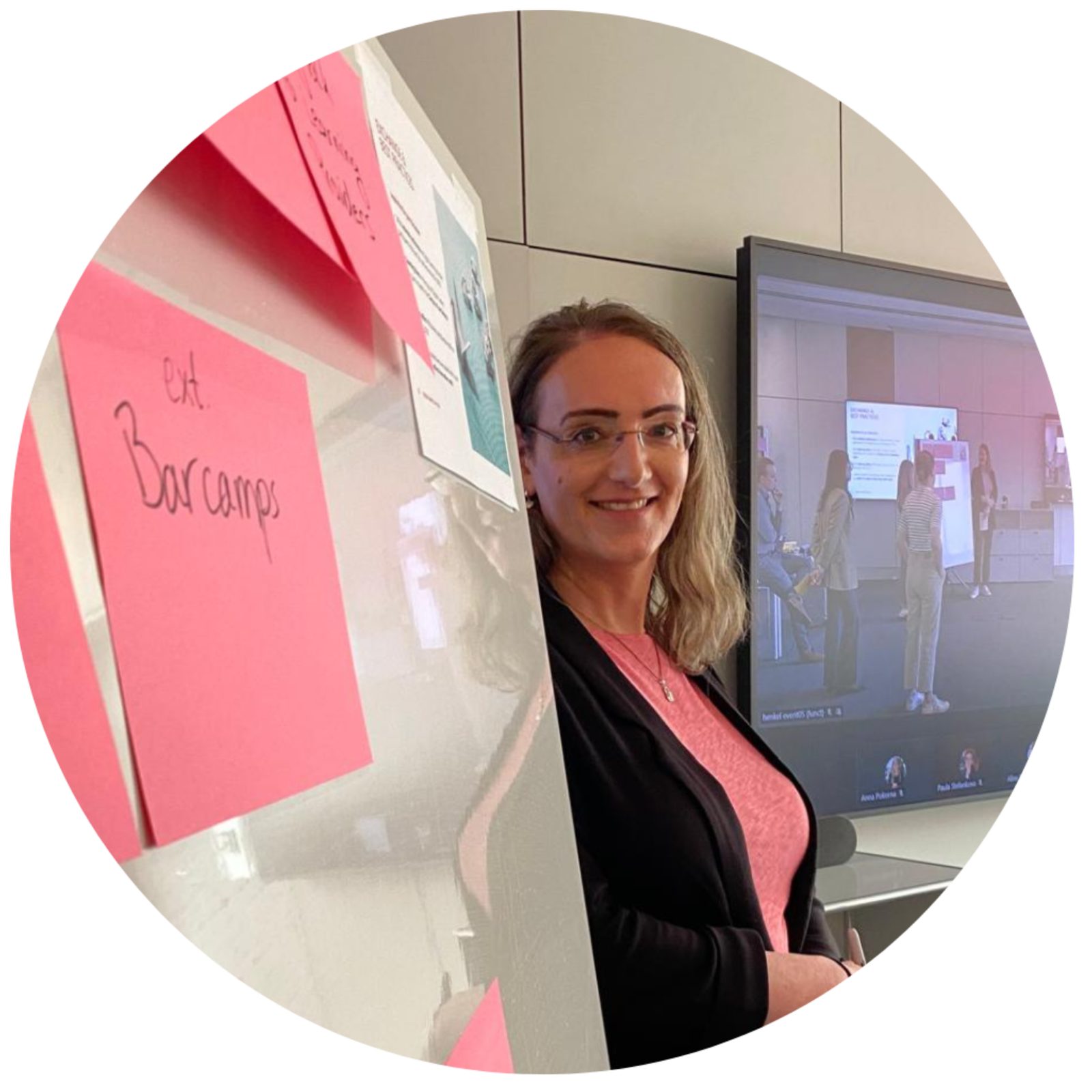 Julia Kalder, systemische Coach aus Düsseldorf, bei einem Barcamp vor einer Moderationswand