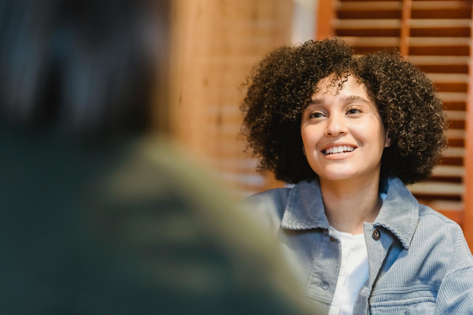 Lächelnde Person im Gespräch, sichtlich entspannt