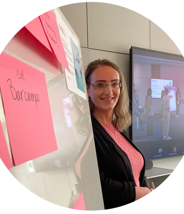 Julia Kalder, systemischer Coach aus Düsseldorf, bei einem Barcamp vor einer Moderationswand